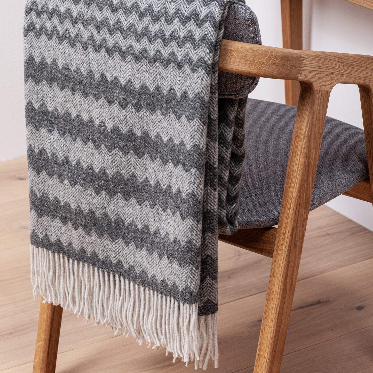 Luxurious Dark Gray Pure Wool Throw for Timeless Elegance „Anika 34-17“