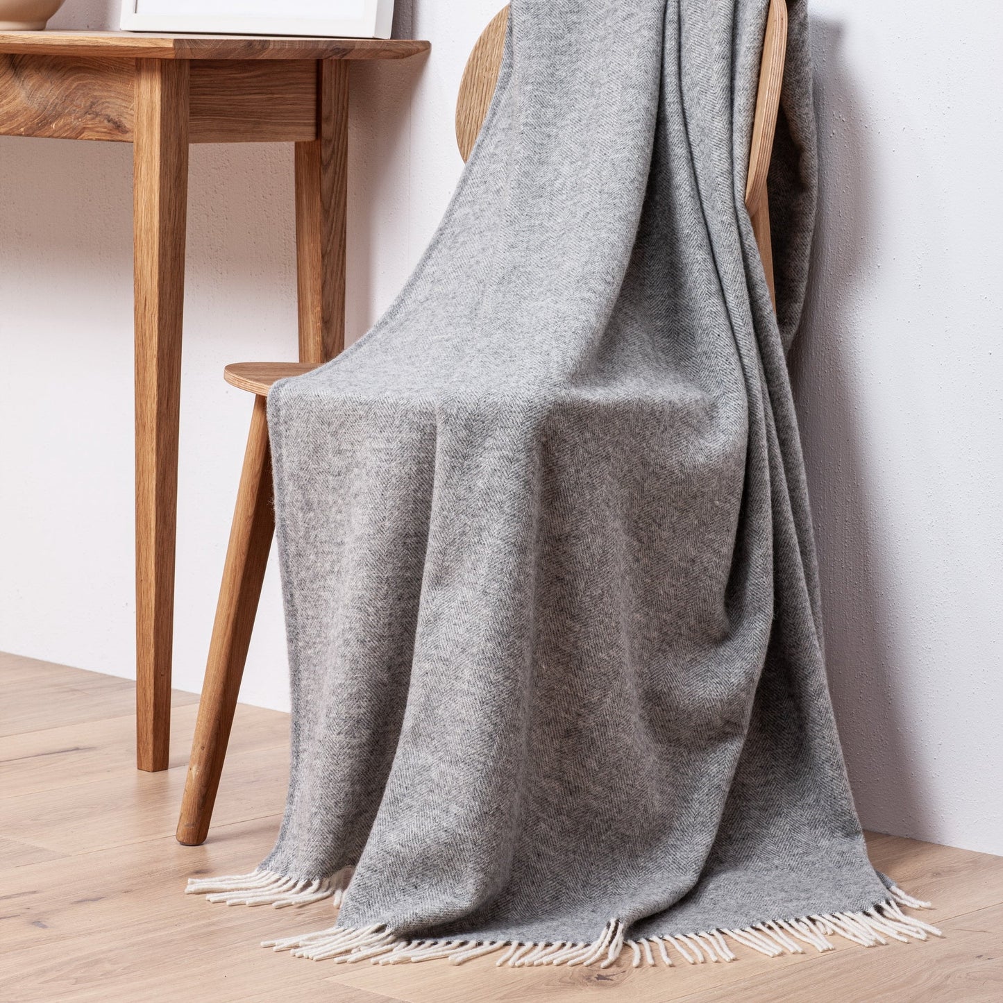 Silver Mist: Light Gray Merino Wool Throw „Classic 7-10“