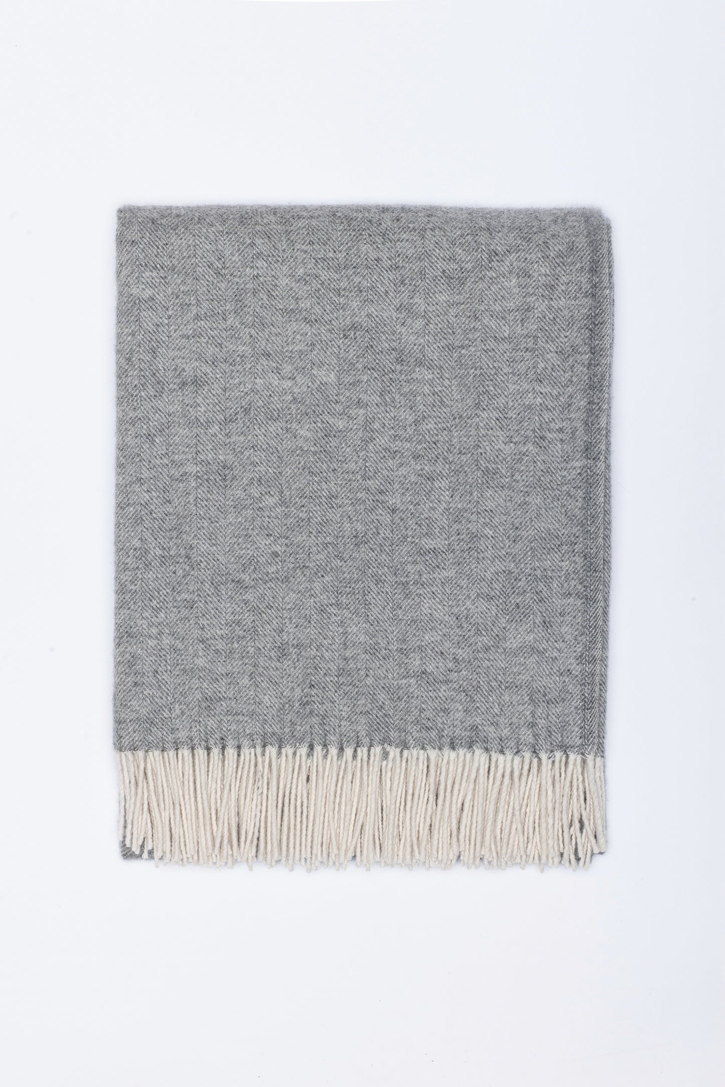 Silver Mist: Light Gray Merino Wool Throw „Classic 7-10“