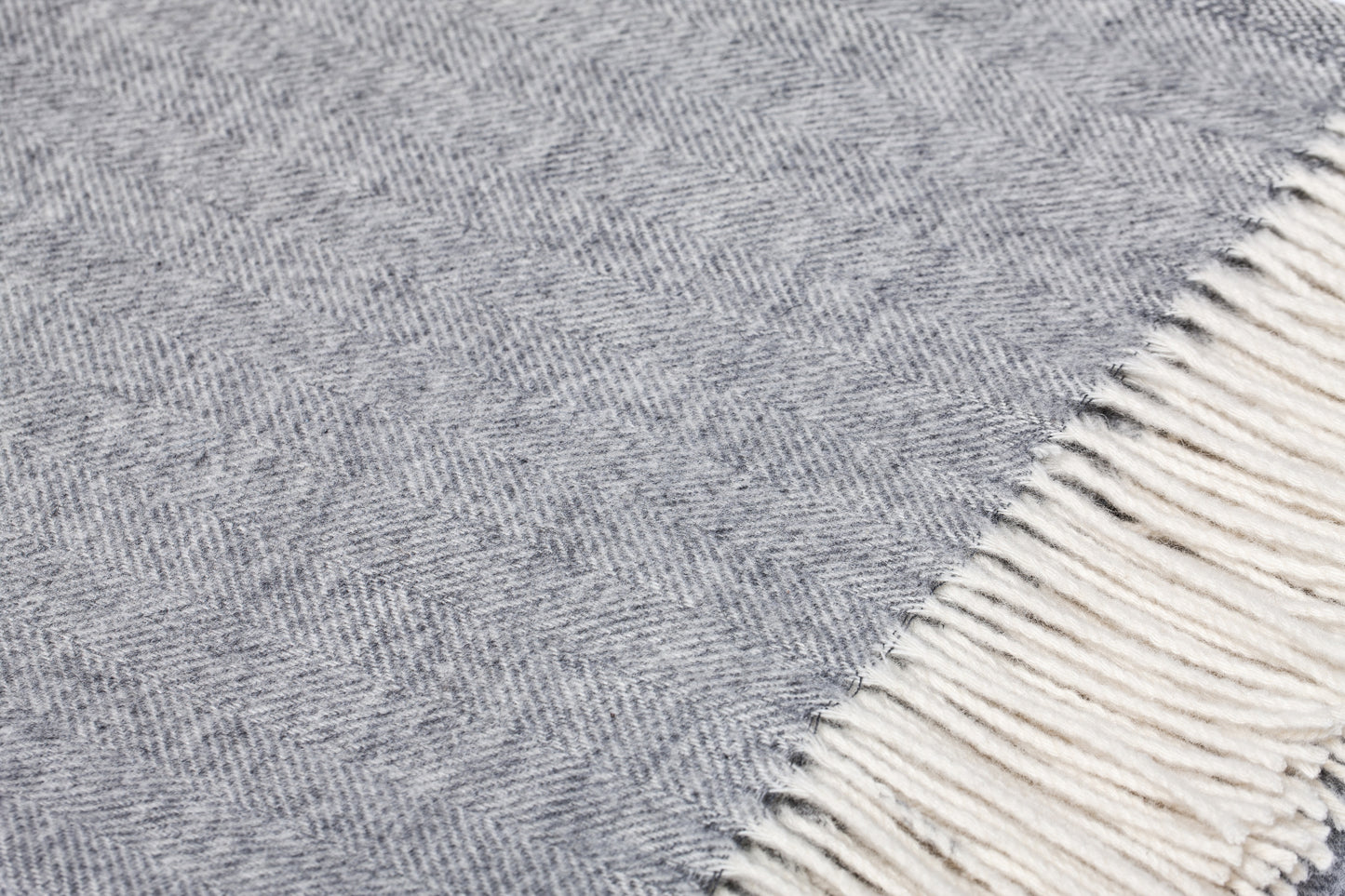 Silver Mist: Light Gray Merino Wool Throw „Classic 7-10“
