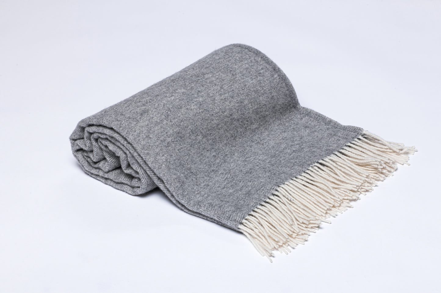 Silver Mist: Light Gray Merino Wool Throw „Classic 7-10“