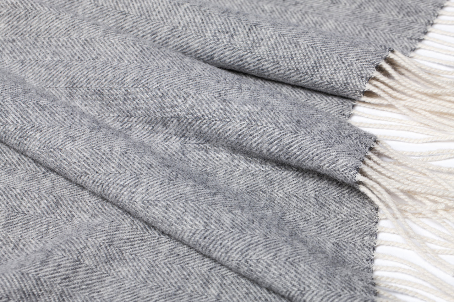 Silver Mist: Light Gray Merino Wool Throw „Classic 7-10“