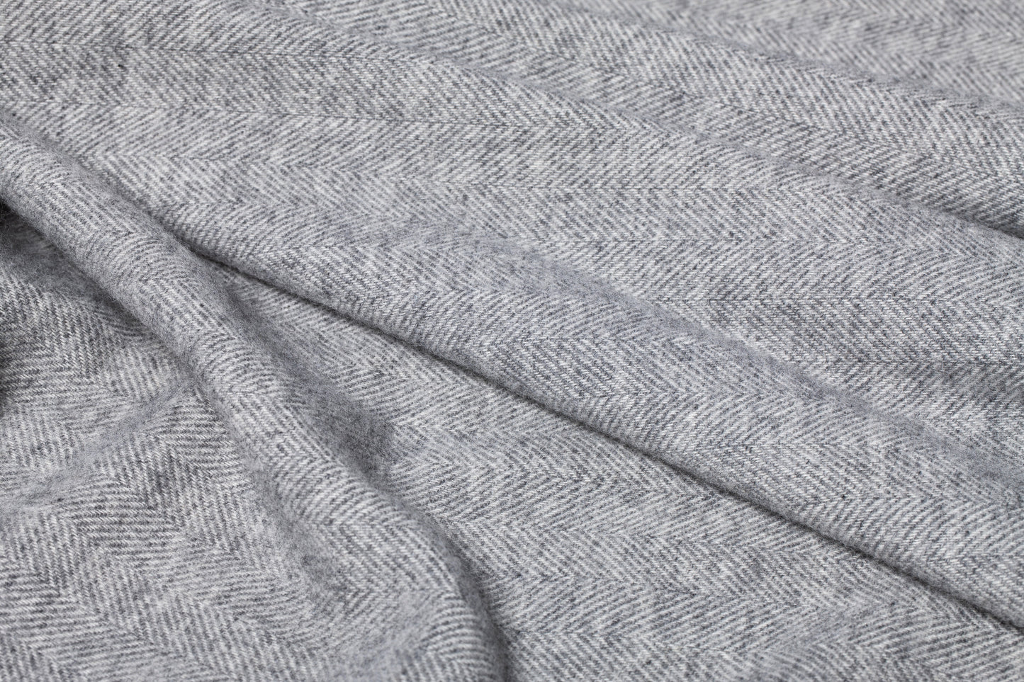 Silver Mist: Light Gray Merino Wool Throw „Classic 7-10“