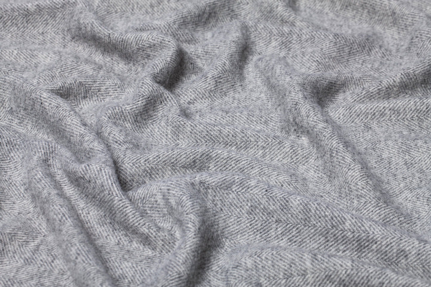 Silver Mist: Light Gray Merino Wool Throw „Classic 7-10“