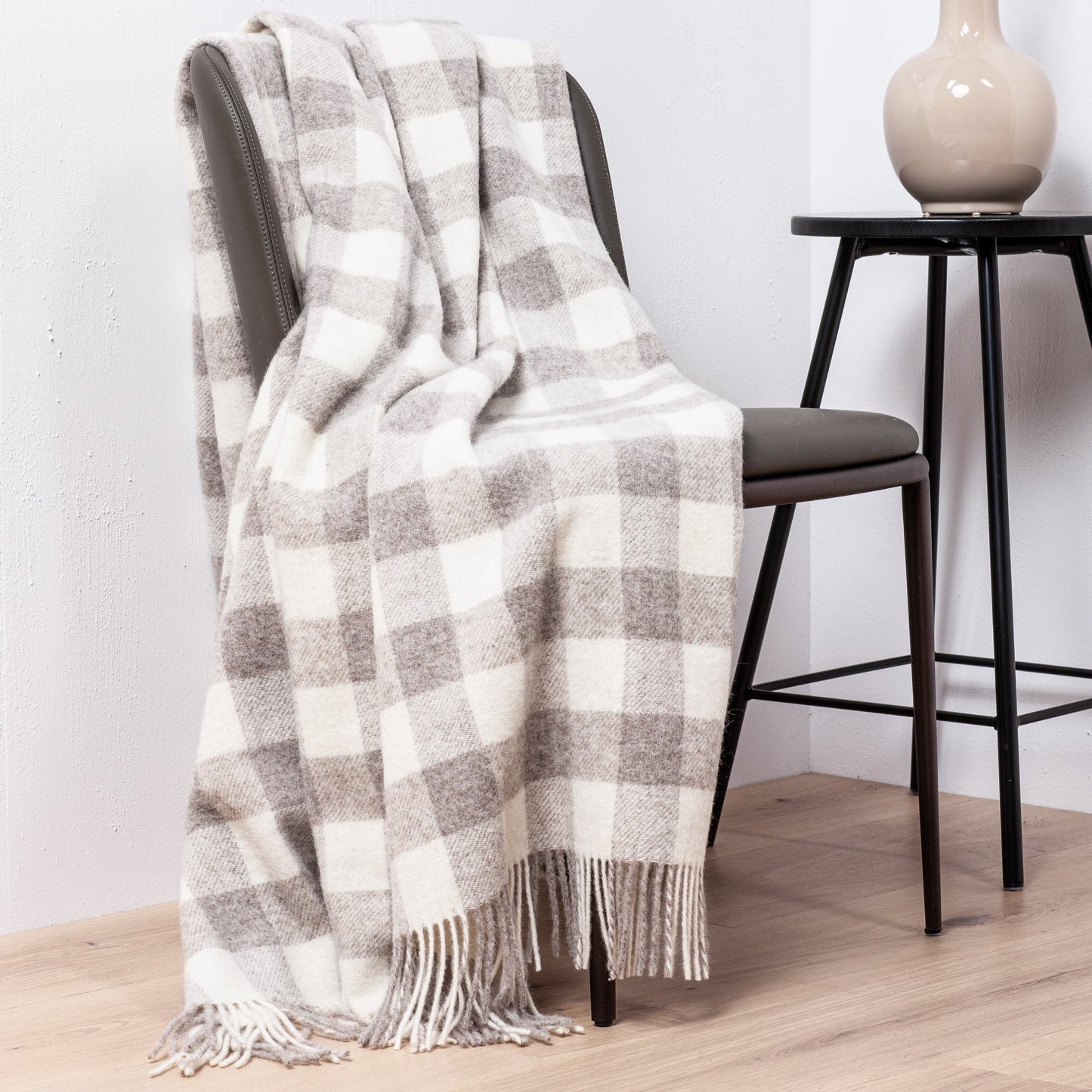 Timeless Brown and White Checkered Wool Throw „Eli 1-00“