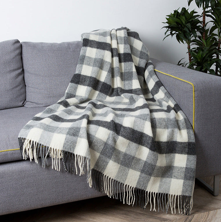 Gray & White Checked Wool Throw „Eli 2-11“