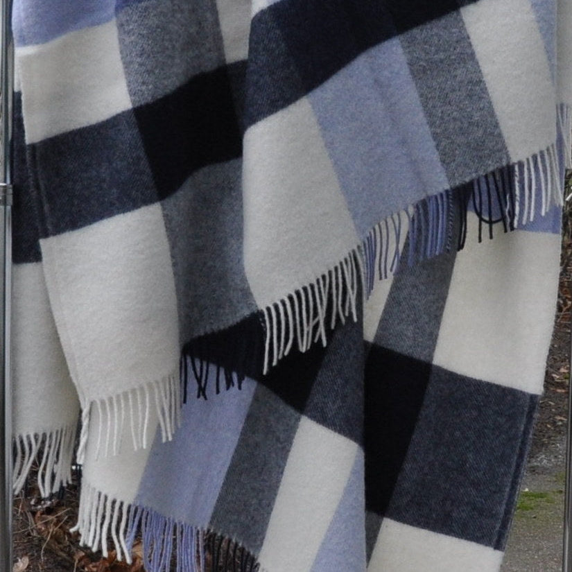 Coastal Charm: White, Blue, and Gray Checkered Wool Throw „Eli 3-24“