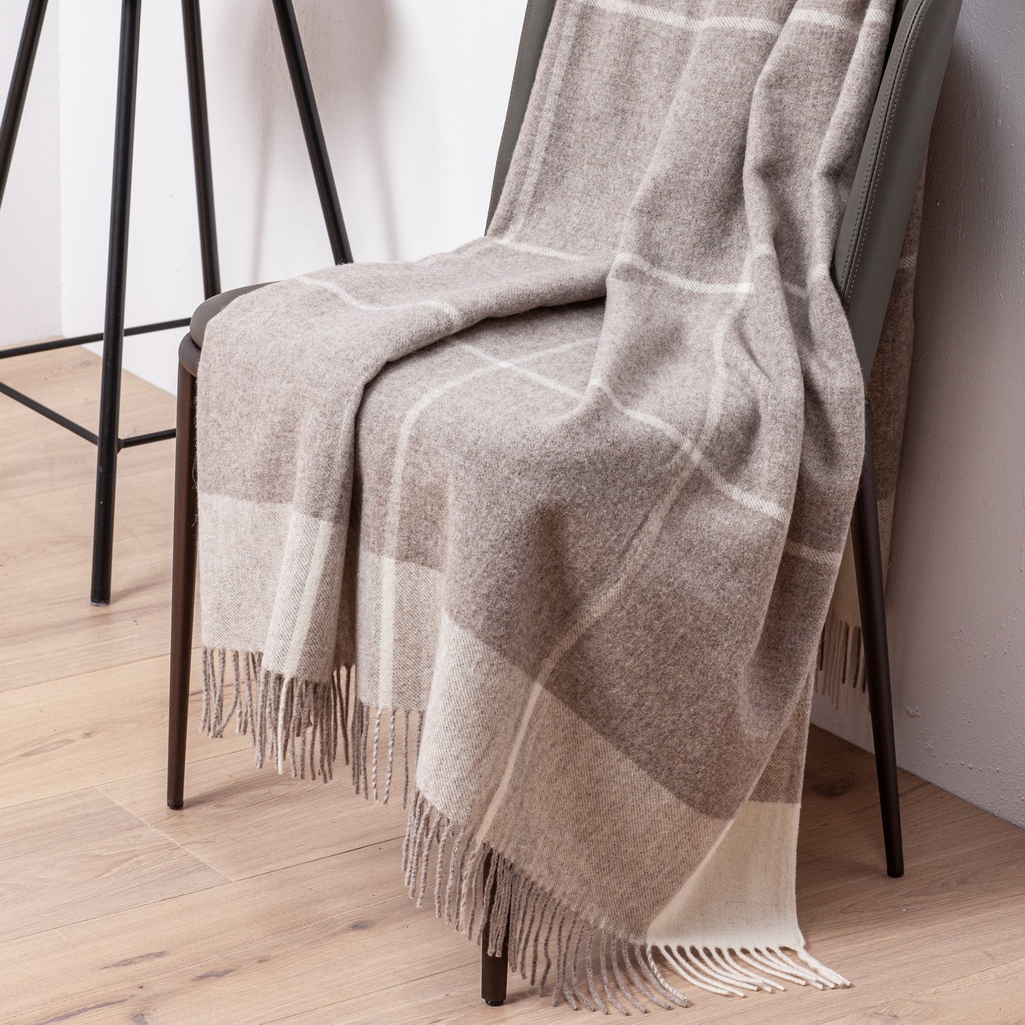 Warm Taupe: Soft Brown Large Checkered Wool Throw „Livi 4-05“
