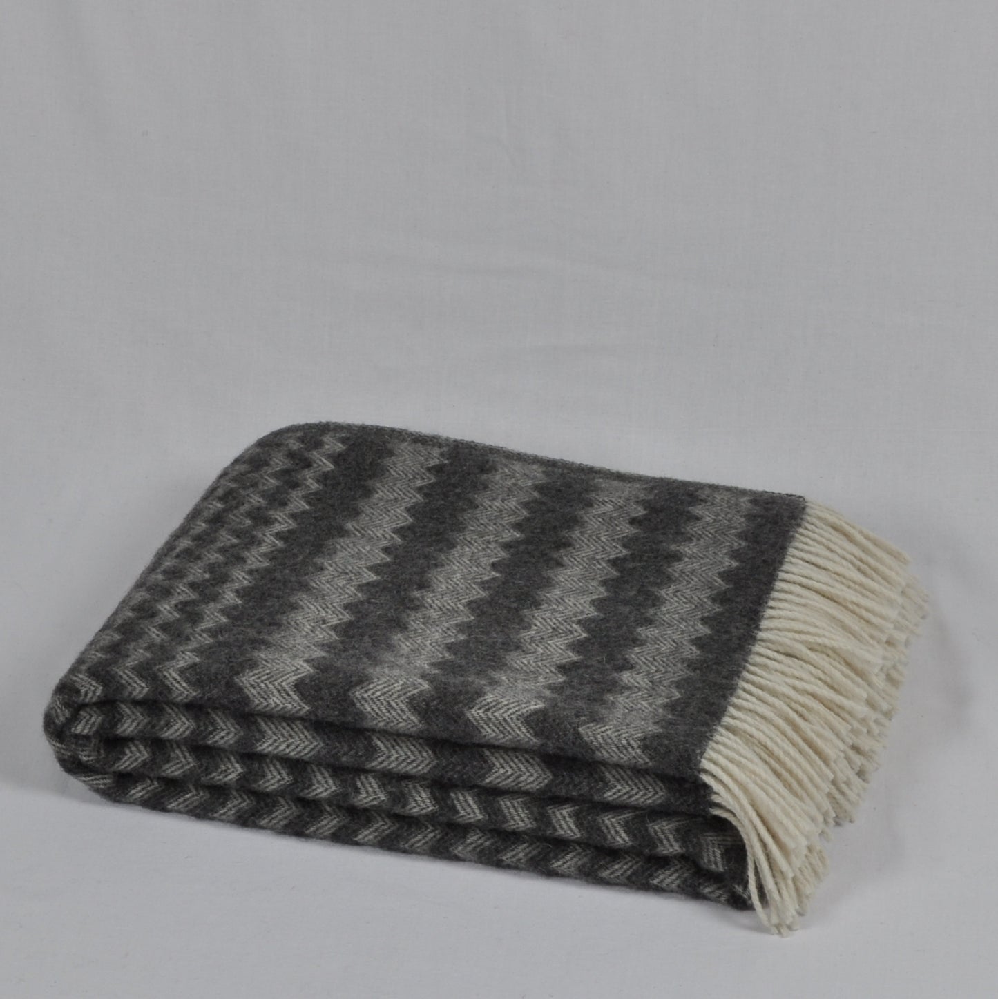 Luxurious Dark Gray Pure Wool Throw for Timeless Elegance „Anika 34-17“