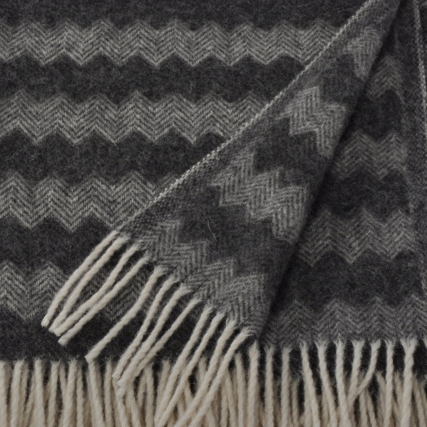 Luxurious Dark Gray Pure Wool Throw for Timeless Elegance „Anika 34-17“