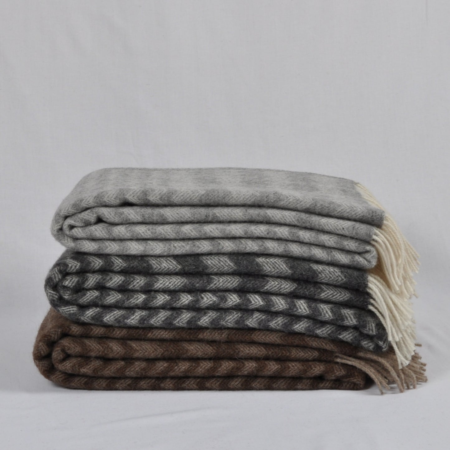 Luxurious Dark Gray Pure Wool Throw for Timeless Elegance „Anika 34-17“