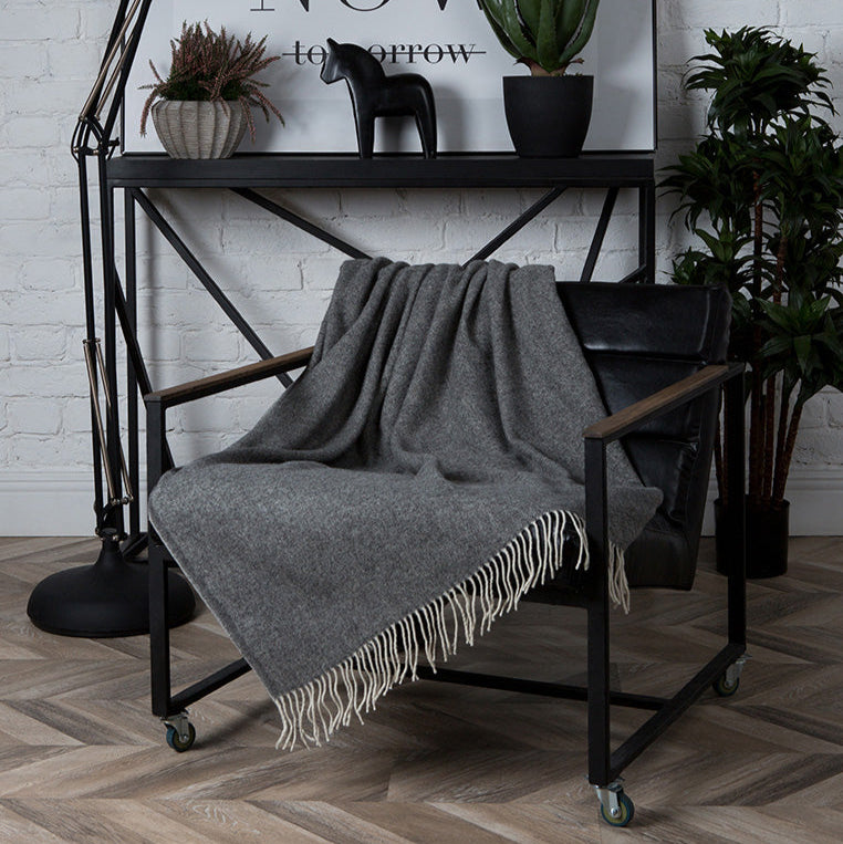 Charcoal Elegance: Dark Gray Merino Wool Throw„Classic 7-11“