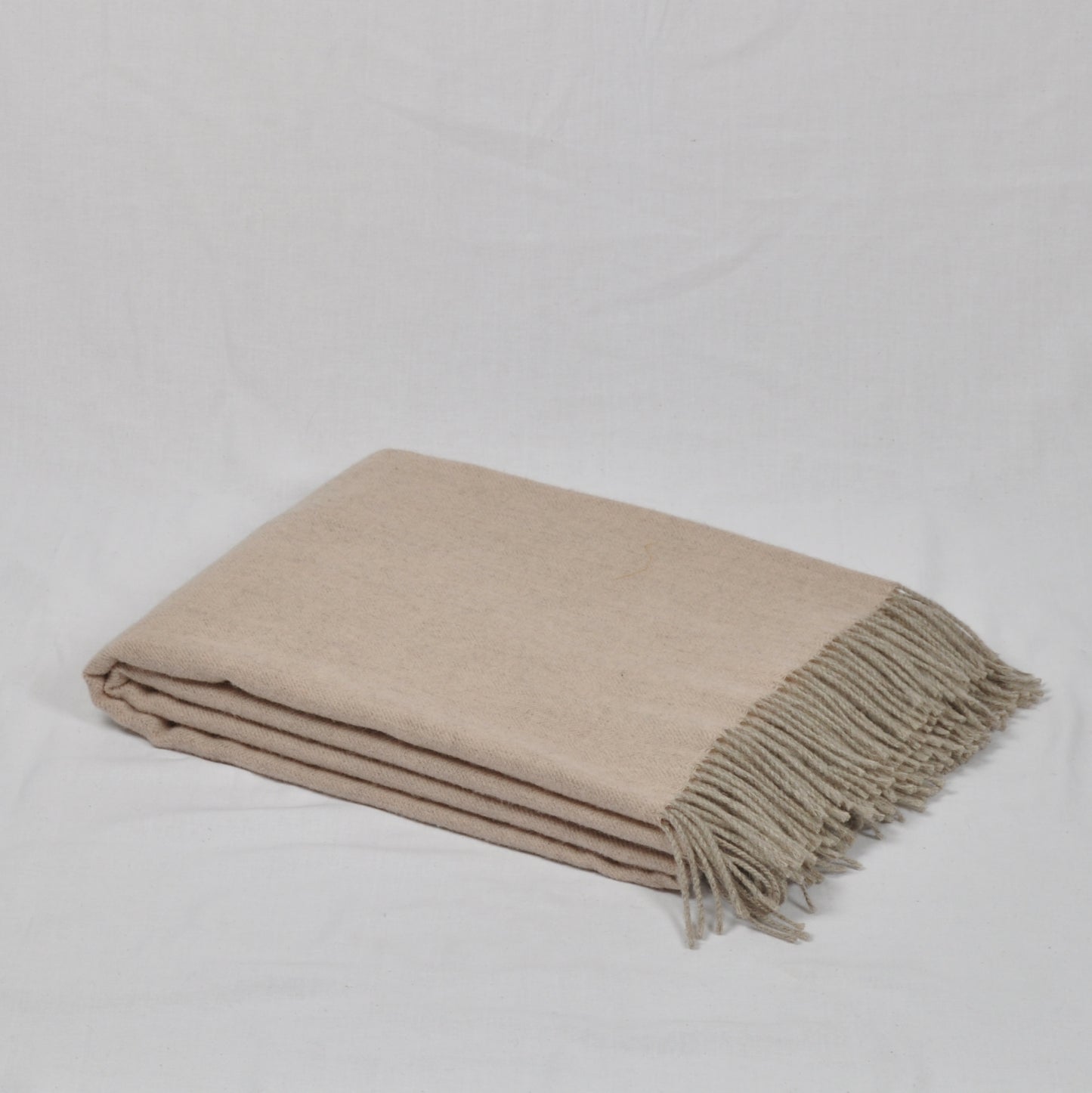 Blush Sand: Pink-Beige Merino Wool Throw „Classic 7-18“