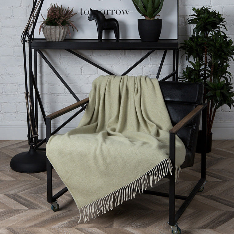 Mint Elegance: Soft Green Merino Wool Throw „Classic 7-19“