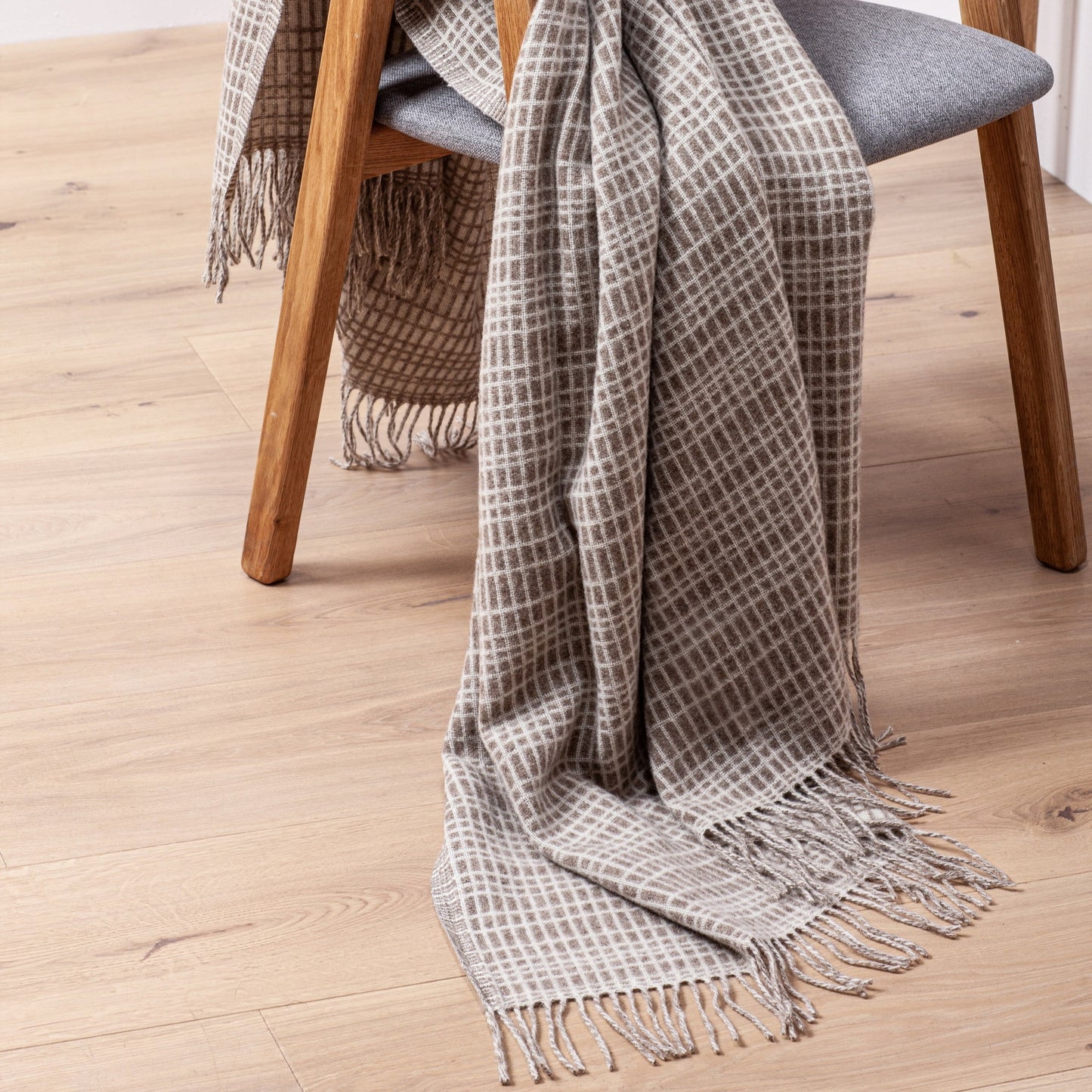 Rustic Charm: Reversible White and Brown Checkered Merino Wool Throw „Etno 3-00“