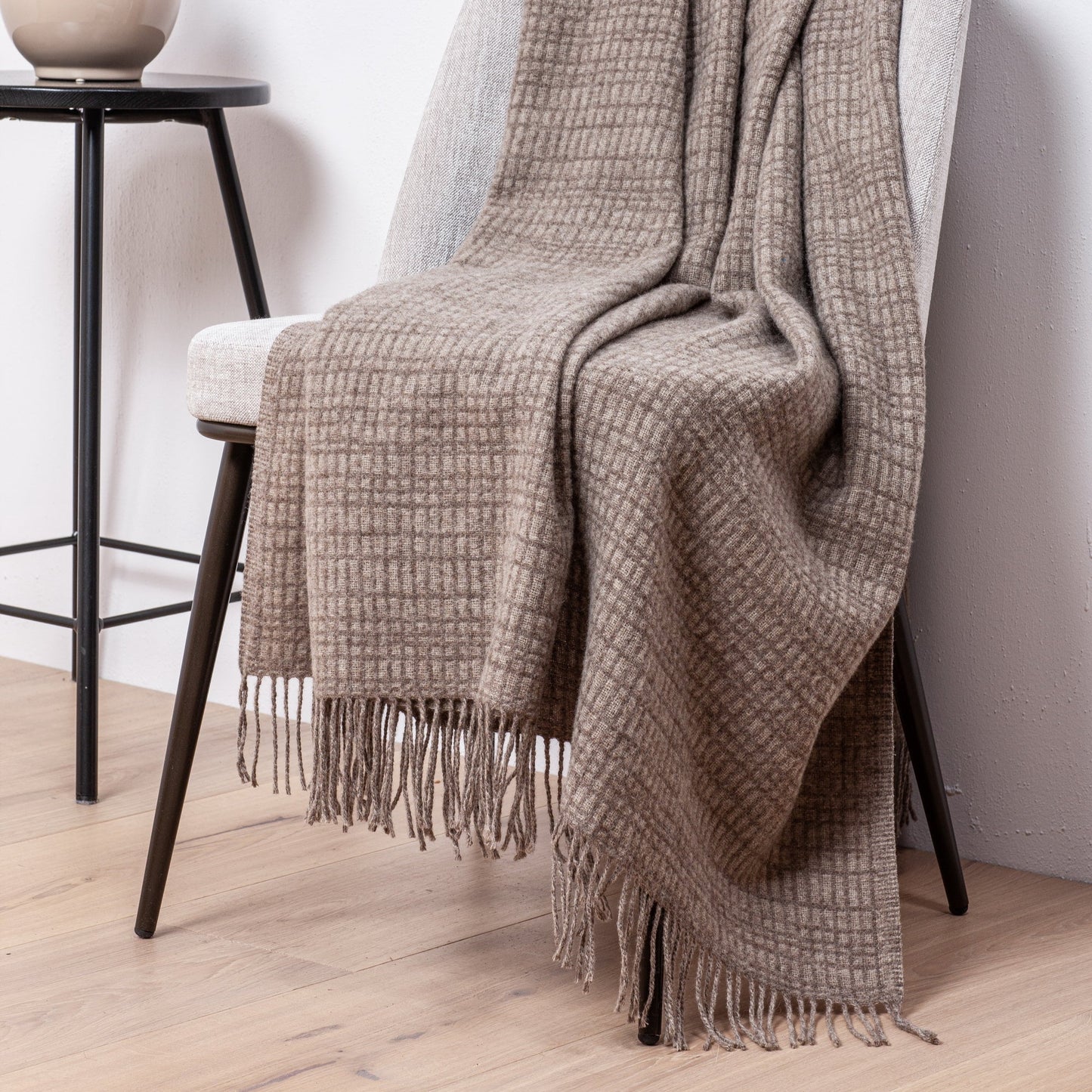 Earthy Elegance: Reversible Brown and Taupe Checkered Merino Wool Throw „Etno 3-02“