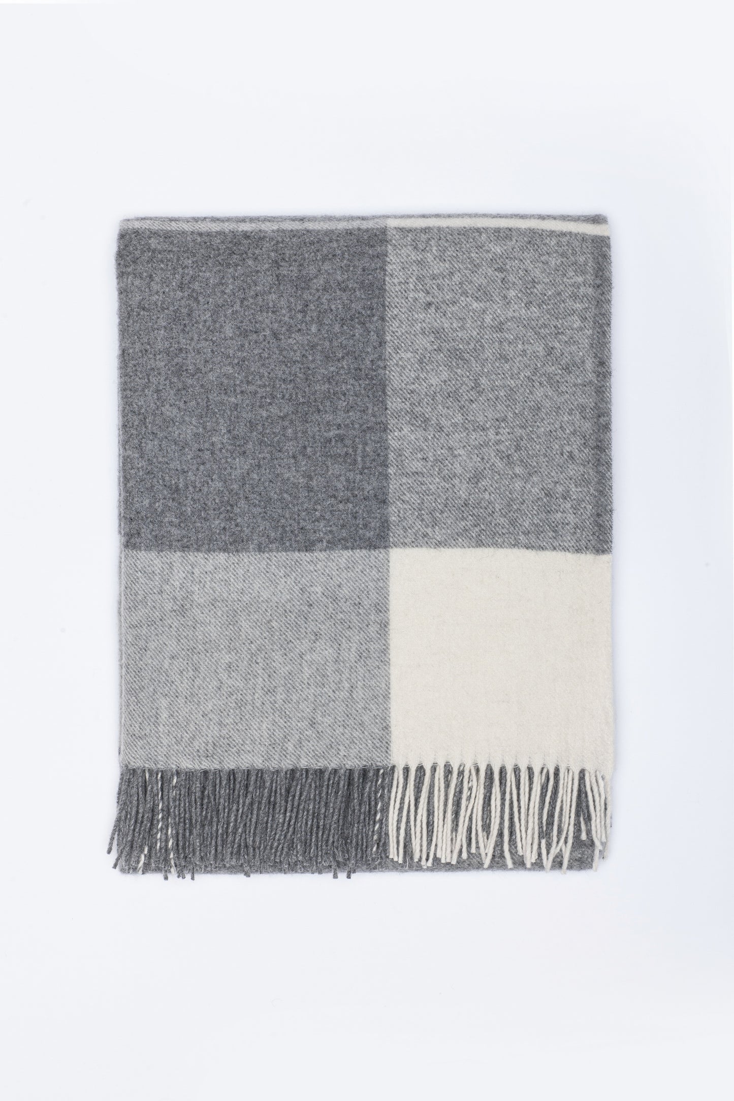 Soft Harmony: Gray and White Large Checkered Wool Throw „Livi 4-10“
