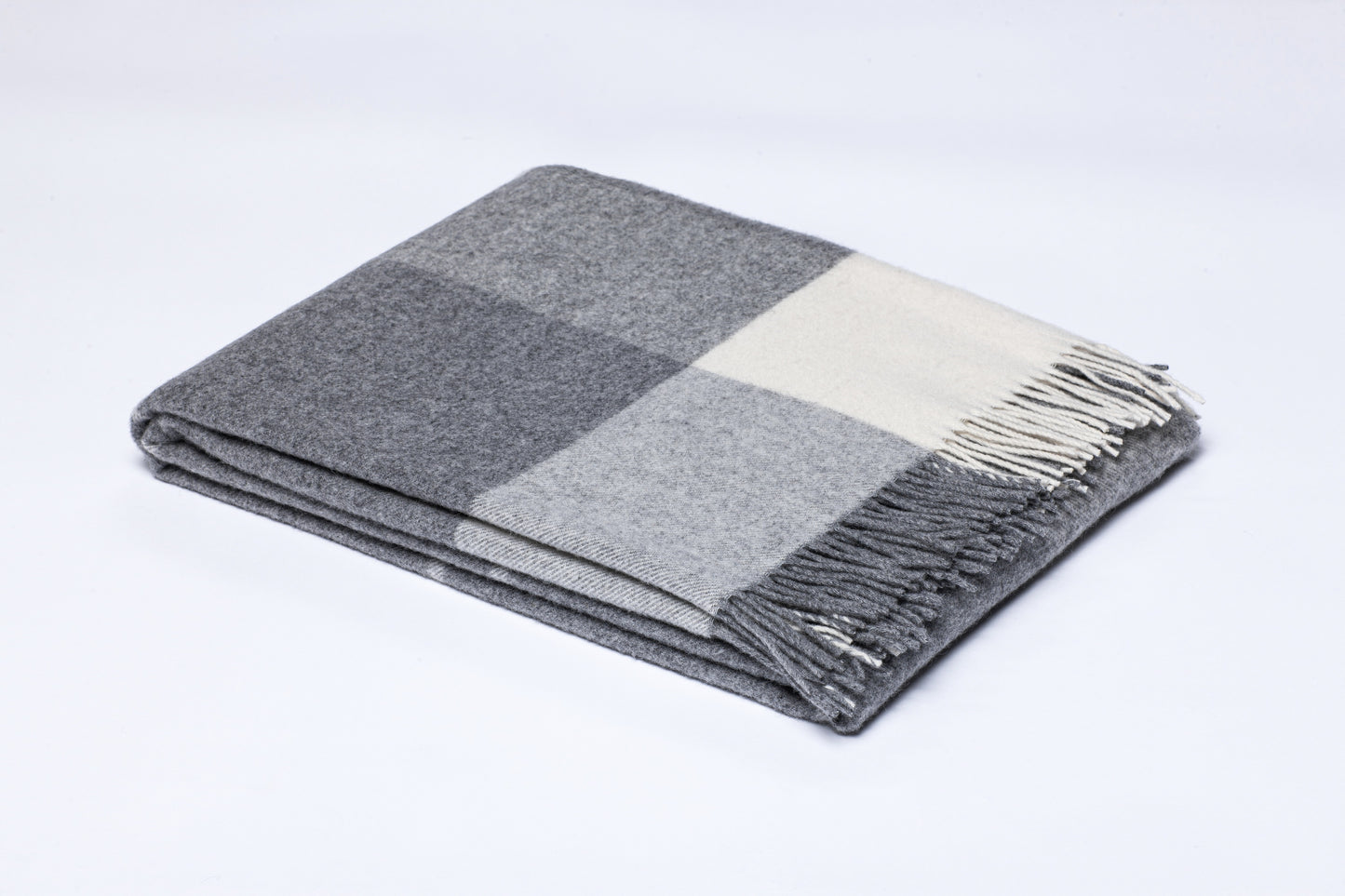 Soft Harmony: Gray and White Large Checkered Wool Throw „Livi 4-10“
