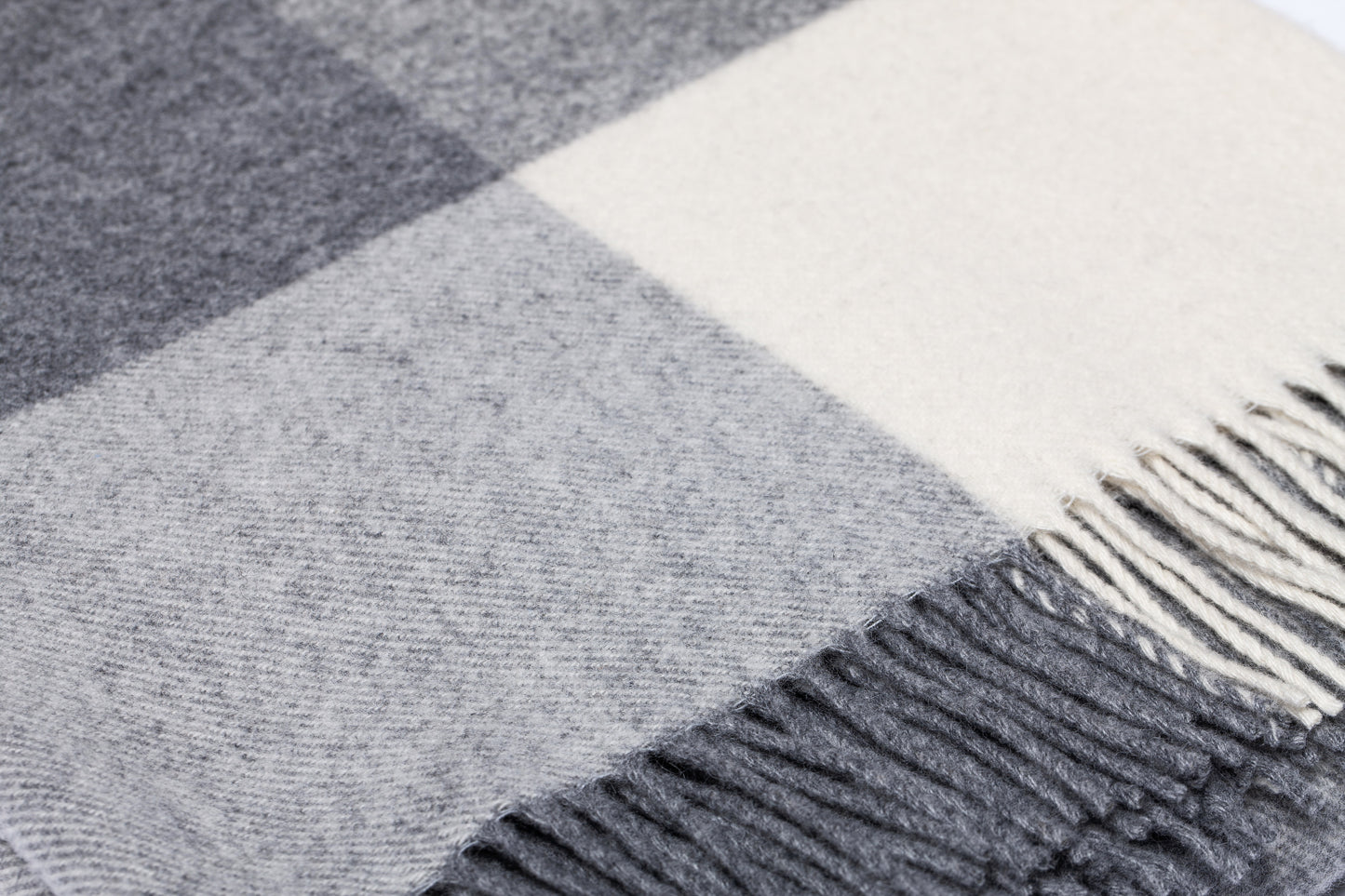 Soft Harmony: Gray and White Large Checkered Wool Throw „Livi 4-10“