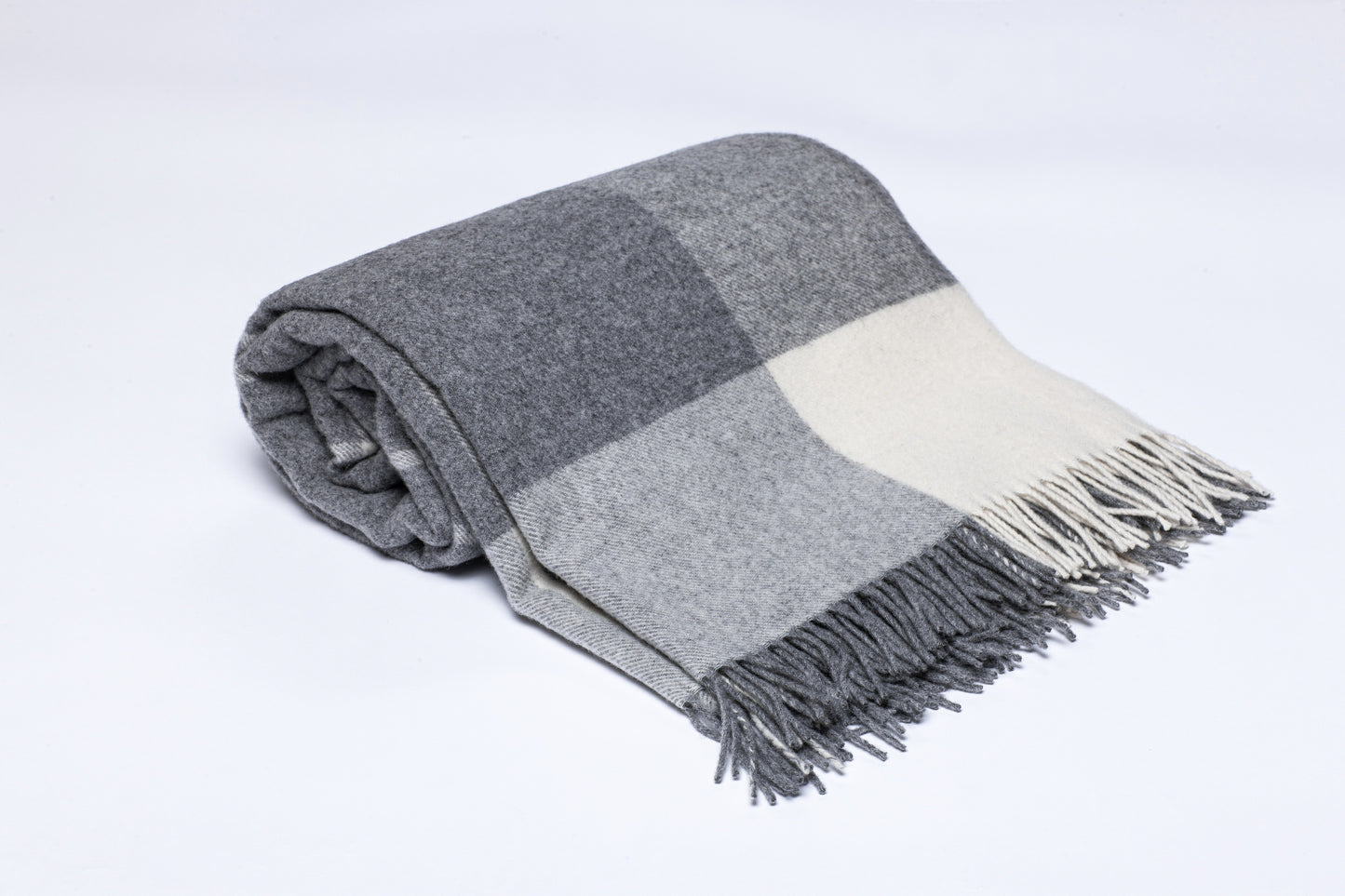 Soft Harmony: Gray and White Large Checkered Wool Throw „Livi 4-10“