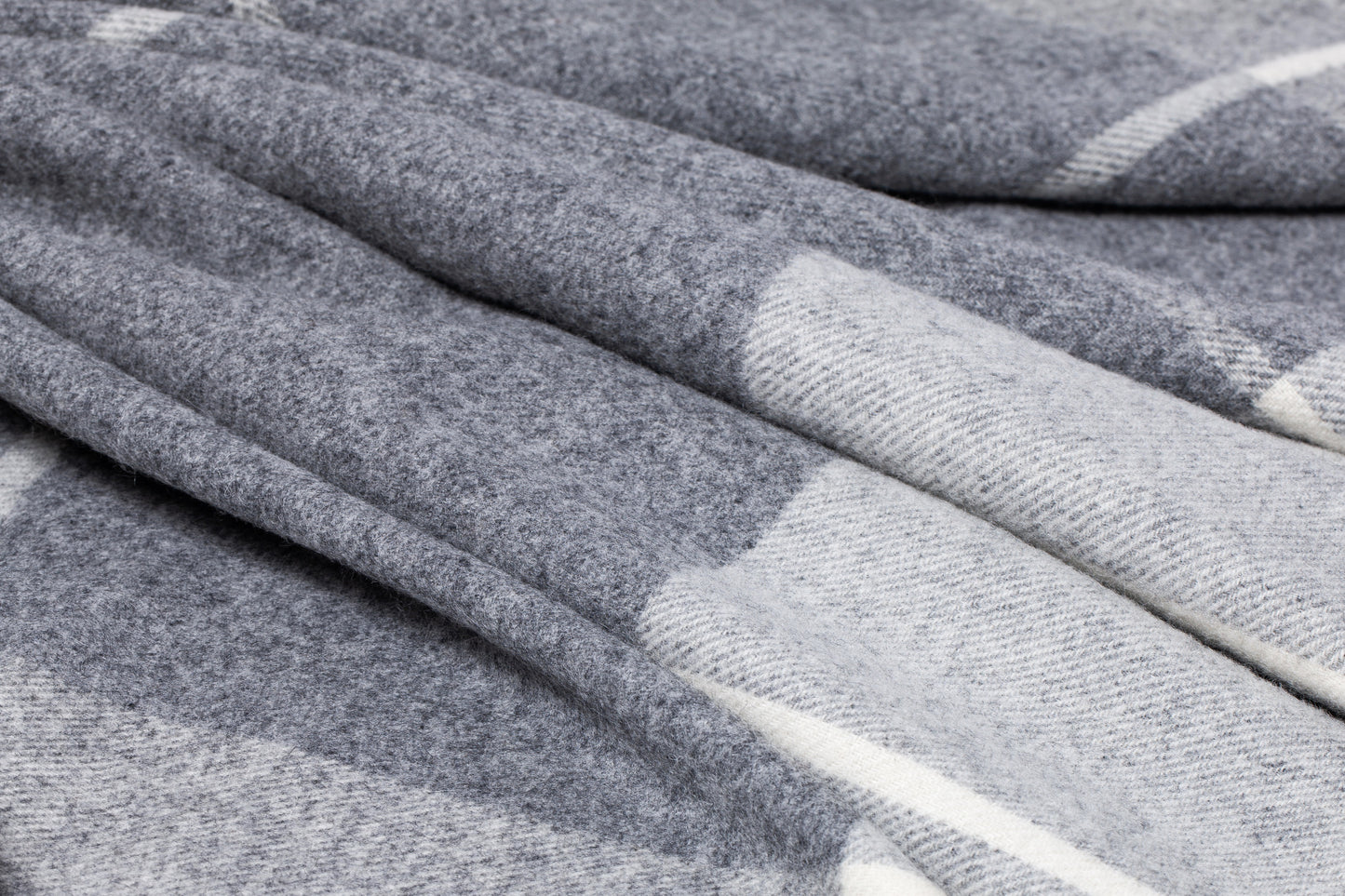 Soft Harmony: Gray and White Large Checkered Wool Throw „Livi 4-10“