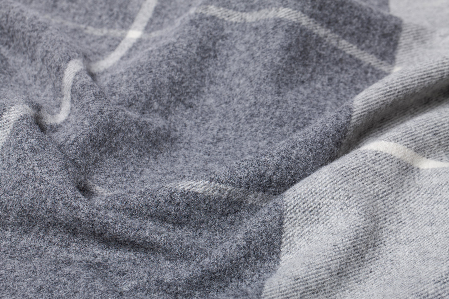 Soft Harmony: Gray and White Large Checkered Wool Throw „Livi 4-10“