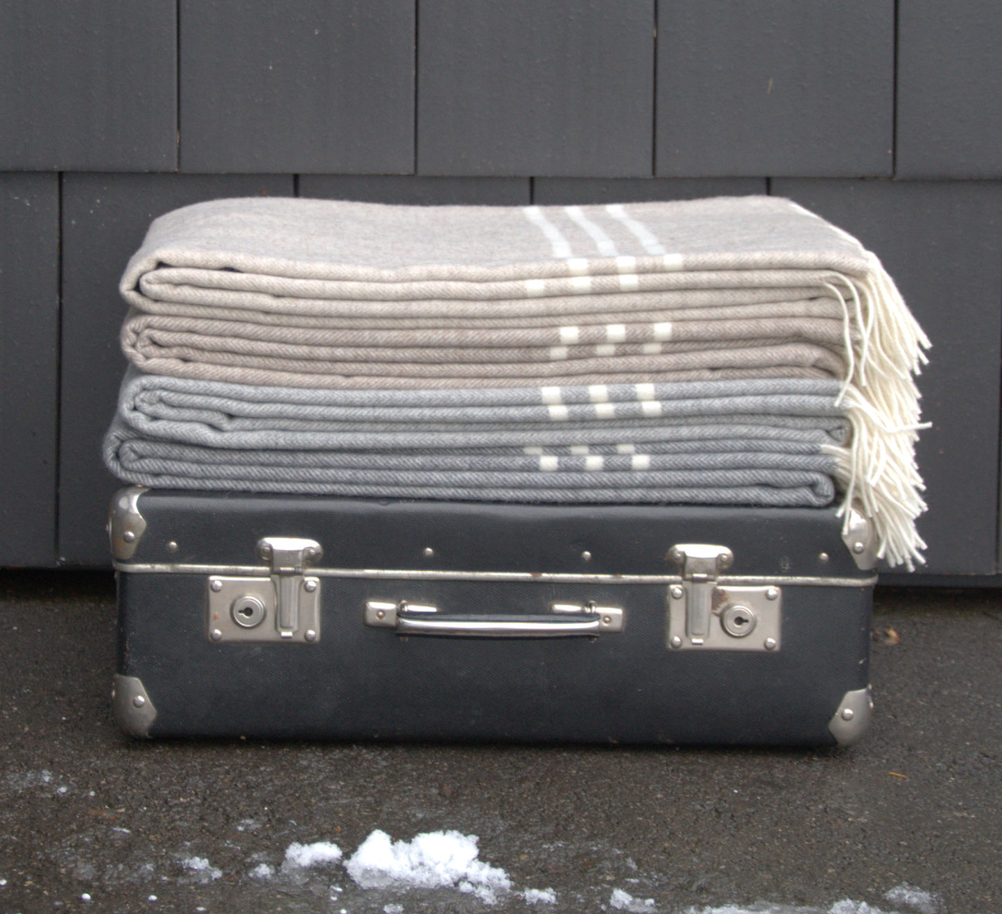 Chocolate Stripes: Brown Merino Wool Throw with Subtle Lines „Nostalgia 8-03“